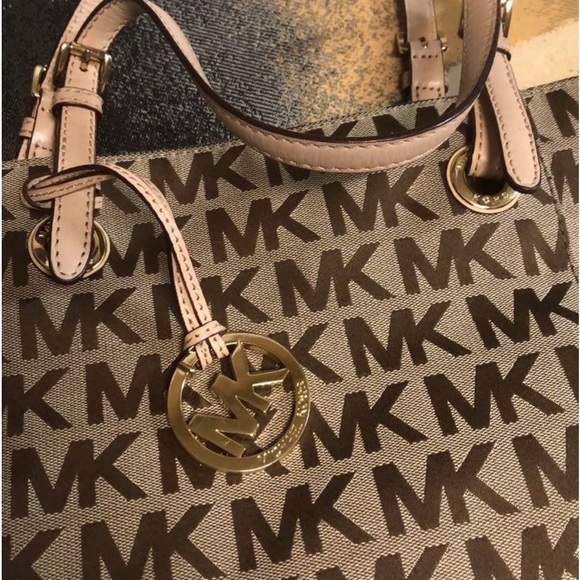 Coach - Picture 2 of 7